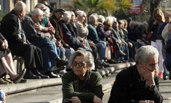 Η κυβέρνηση συνεχίζει τις περικοπές – Διακόπτει τις συντάξεις χηρείας στα τρία χρόνια